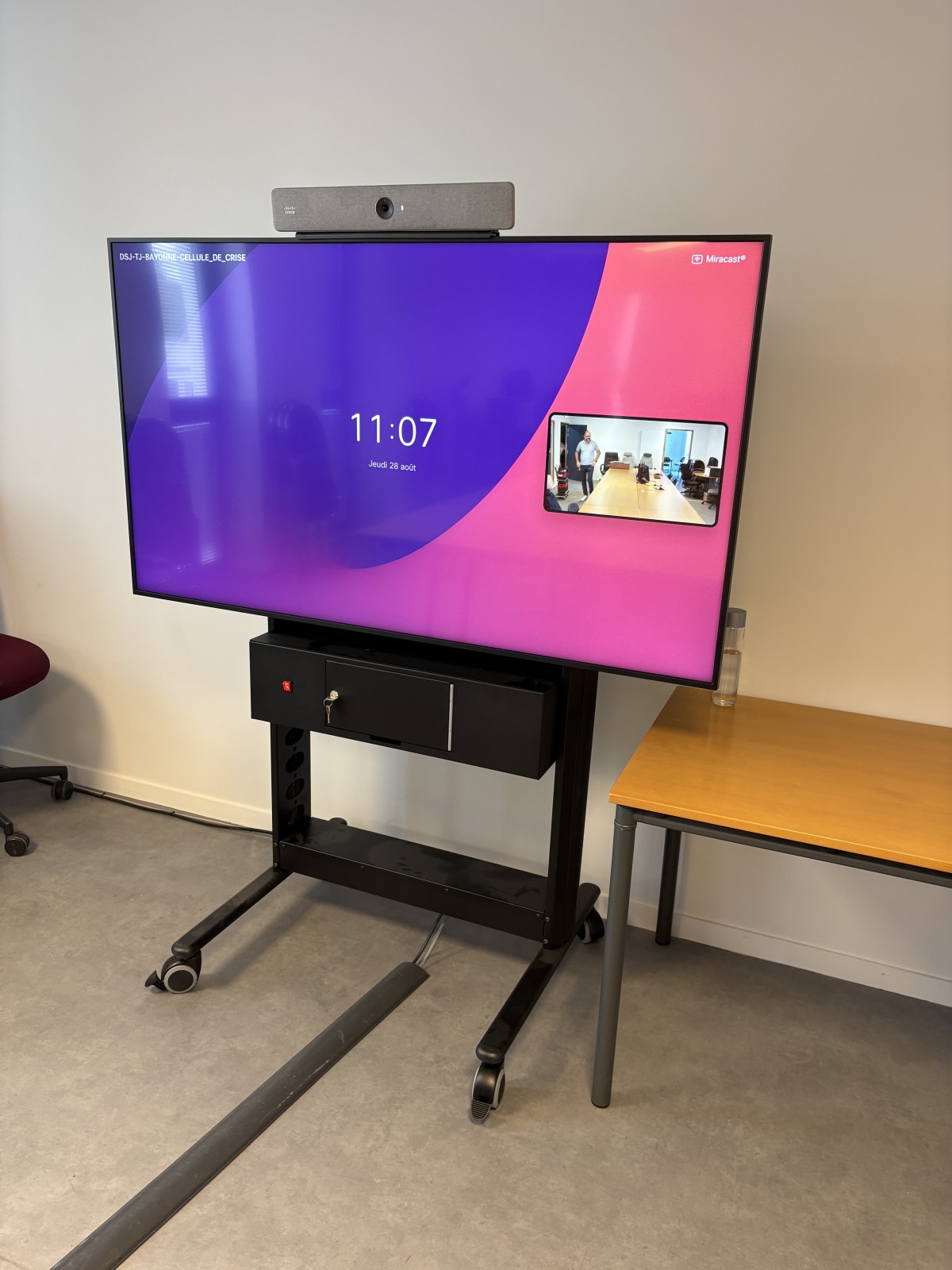 meuble mobile avec teams intégré 