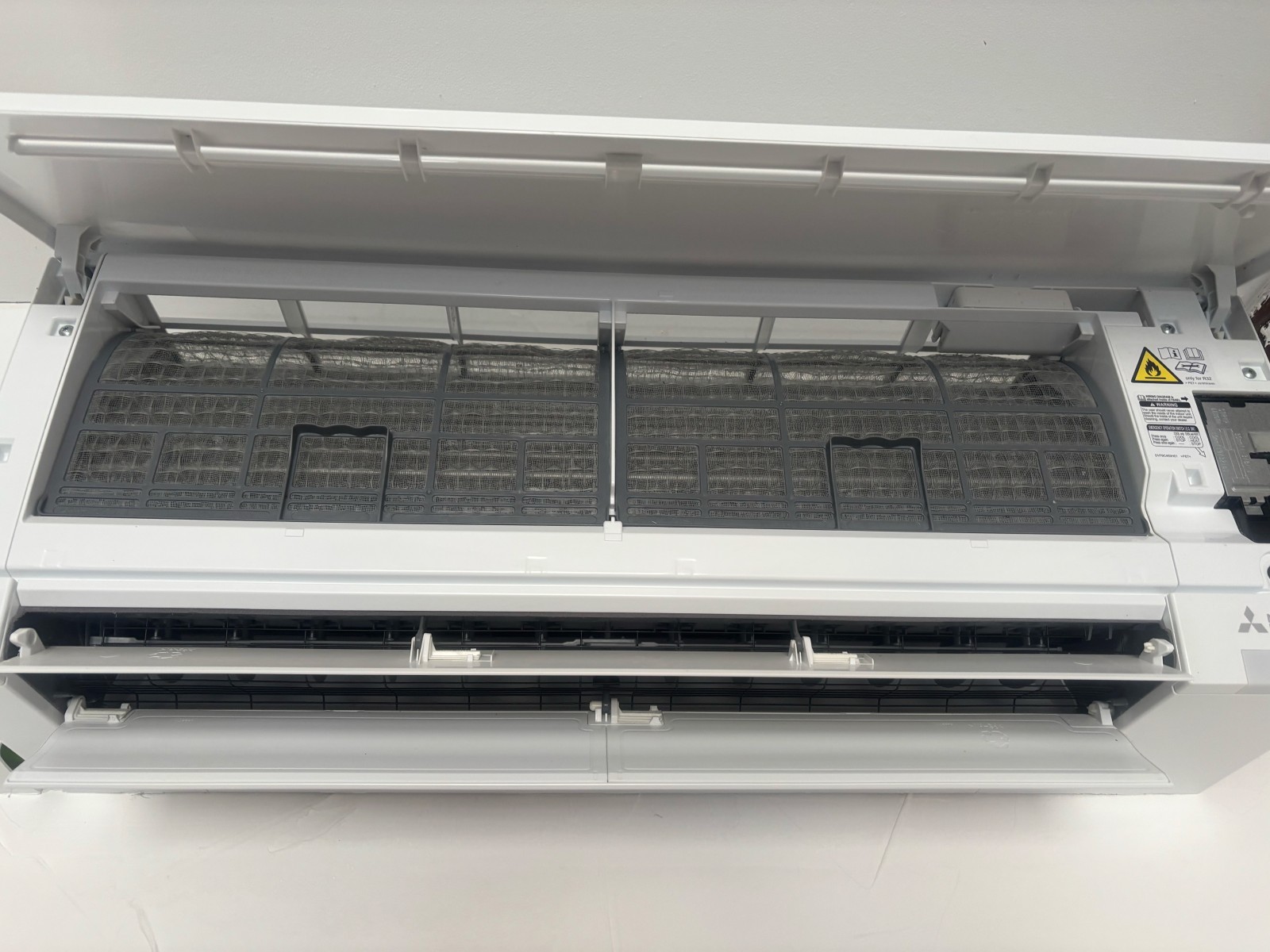 Entretien complet d’une climatisation murale à Bordeaux par J-Tech : nettoyage, contrôle du fluide et désinfection des filtres pour un air plus sain.