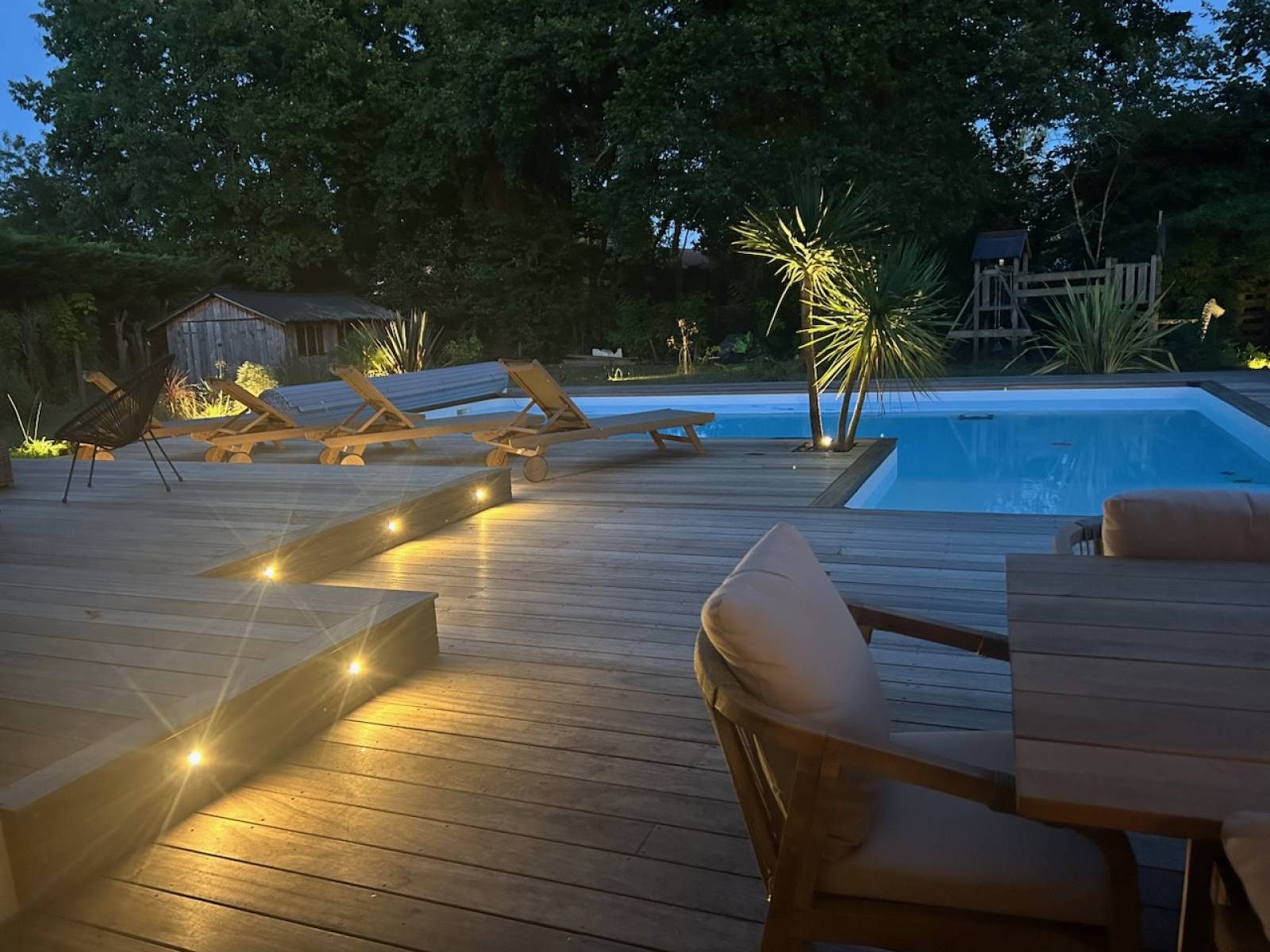 Aménagement d'une terrasse avec des spots IP66 : éclairage élégant et efficace pour profiter de vos espaces extérieurs toute l'année.