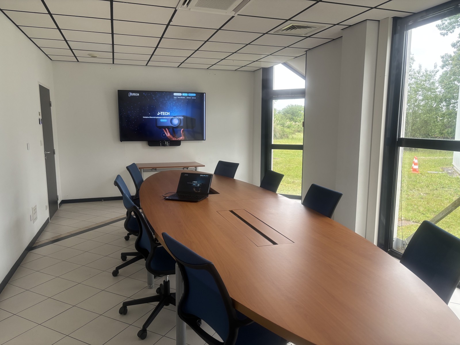 Jtech : Votre partenaire de confiance pour le remplacement et l'installation de câbles HDMI fibre optique à Eysines et dans toute la région bordelaise.