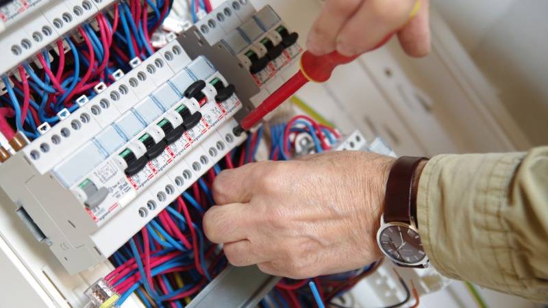 Vérification et mise aux normes de tableau électrique pour garantir une sécurité optimale à votre domicile ou local professionnel.