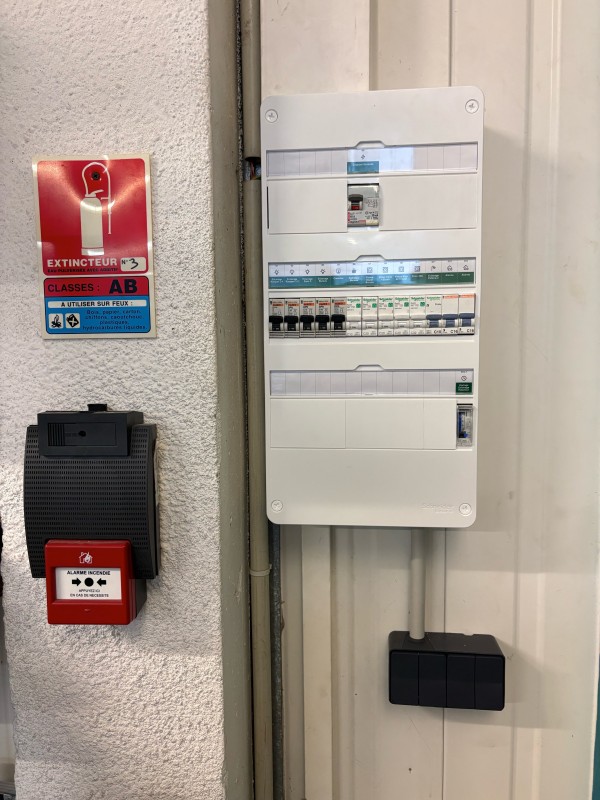 Repérage des circuits électriques et étiquetage professionnel sur installation rénovée par Jtech.