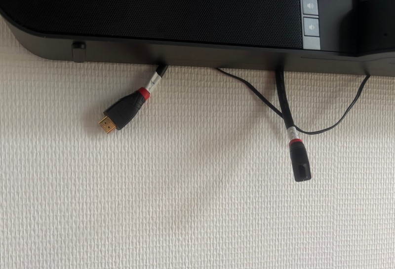 Remplacement d'un câble HDMI obsolète par un modèle fibre optique performant par Jtech à Eysines. Dites adieu aux pertes de signal !