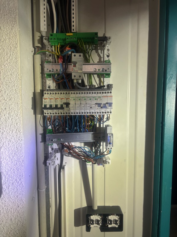 Câblage sécurisé et conforme installé par les techniciens Jtech, spécialisés dans les interventions en entreprise.