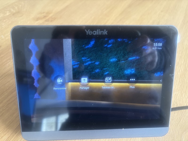 Commandes simplifiées grâce à une dalle tactile, pratique pour lancer une réunion Teams ou Zoom.