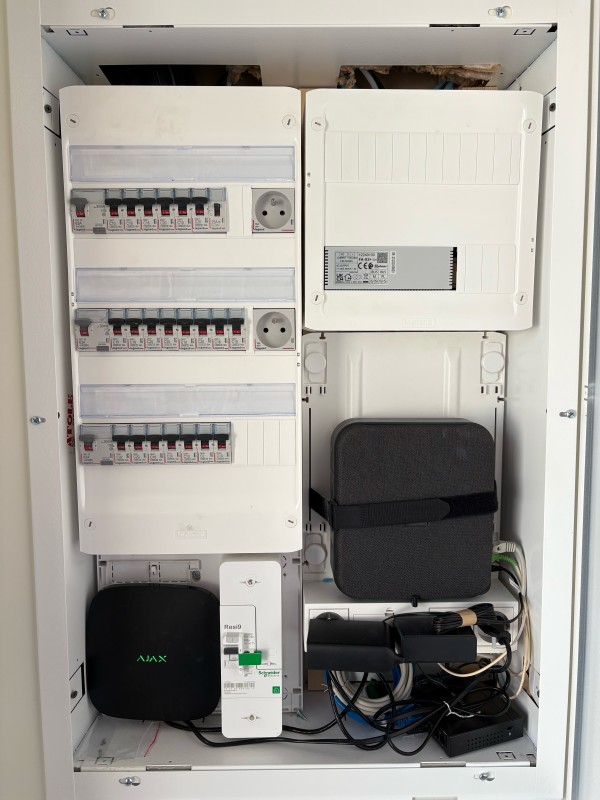 Système de sécurité Ajax intégré avec centrale, détecteurs et caméras pour une protection optimale des domiciles à Bordeaux et Mérignac.