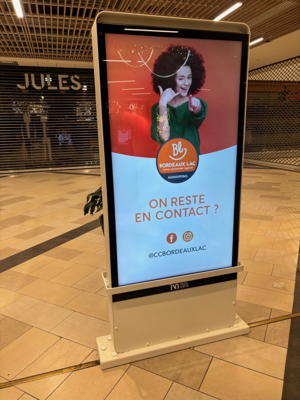 Affichage publicitaire digital en double face dans une galerie commerciale de Pessac, solution idéale pour capter l’attention des visiteurs.