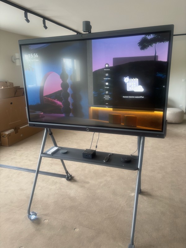 Écran tout-en-un et micro sans fil pour des réunions efficaces et sans câbles apparents.