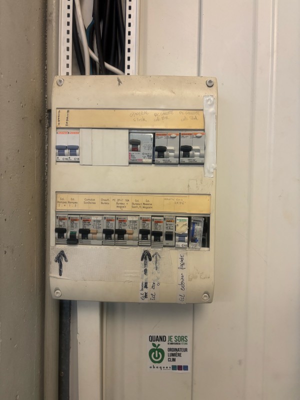 Tableau électrique obsolète et non conforme avant la remise aux normes réalisée par Jtech à Eysines.