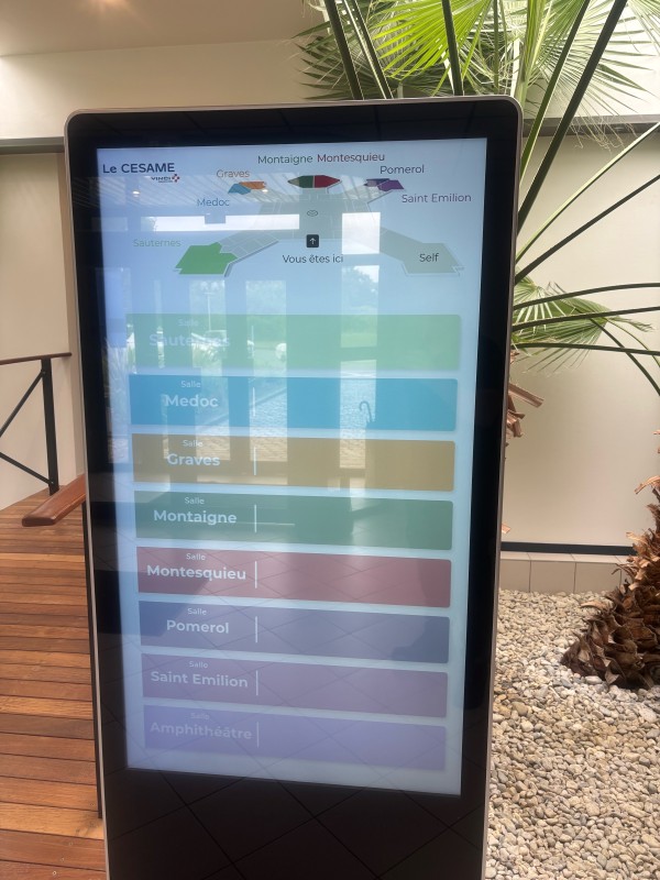 Exemple de système d’affichage dynamique intégré dans un espace de travail, permettant une gestion efficace des réunions et des espaces de conférence.