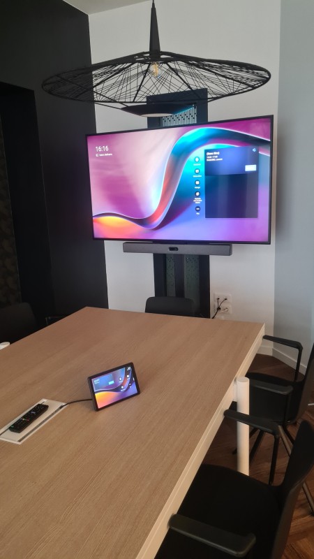 Support mobile sécurisé avec écran tactile et barre de son intégrée, offrant une flexibilité optimale pour vos réunions à distance.