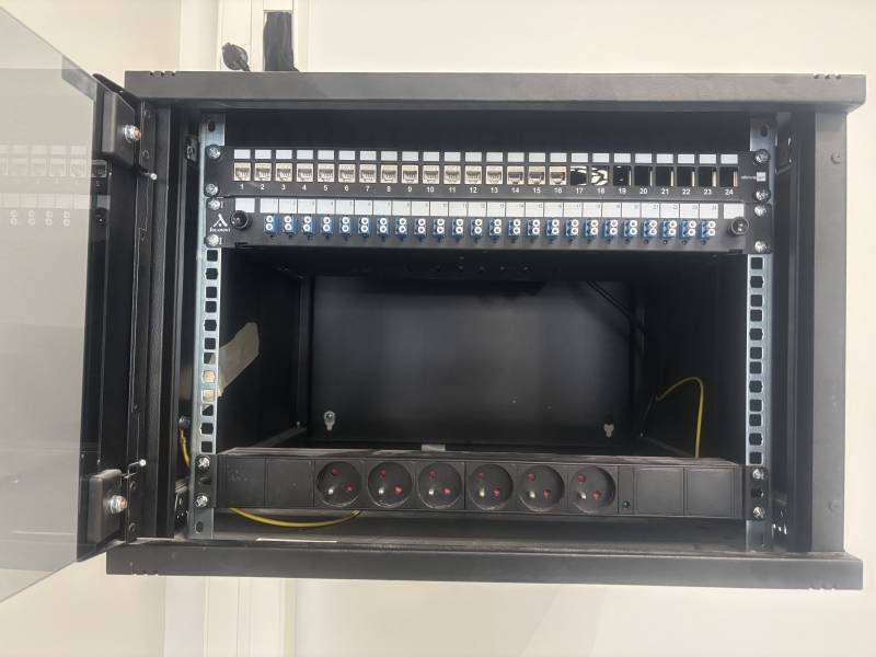 Câblage réseau RJ45 à Mérignac : une installation soignée pour garantir une connexion internet fiable dans chaque pièce.