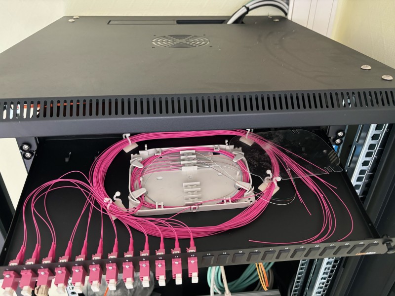 Tirage de câble fibre optique dans des bureaux à Bordeaux par J-Tech : une installation discrète et performante pour garantir un réseau haut débit.