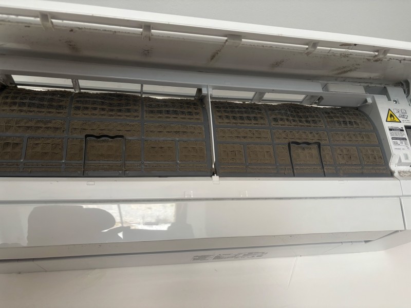Vue d’un split intérieur de climatisation fortement encrassé : un manque d’entretien régulier entraîne poussières, moisissures et baisse de performance.
