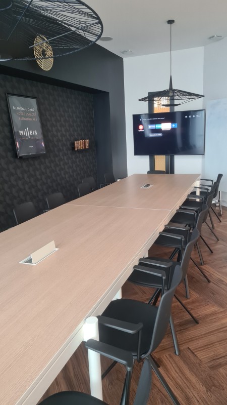 Système tout-en-un installé par Jtech, avec caméra et micro intégrés pour une qualité de visioconférence professionnelle.