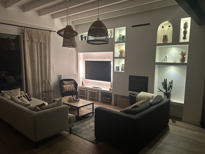 Vue détaillée de l’intégration parfaite des niches en placo et des LED encastrées pour un éclairage discret et élégant.