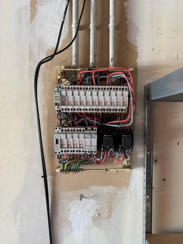 Pourquoi remplacer un tableau électrique ancien et installer une horloge pour gérer le cumulus sans heures creuses à Bordeaux et Mérignac