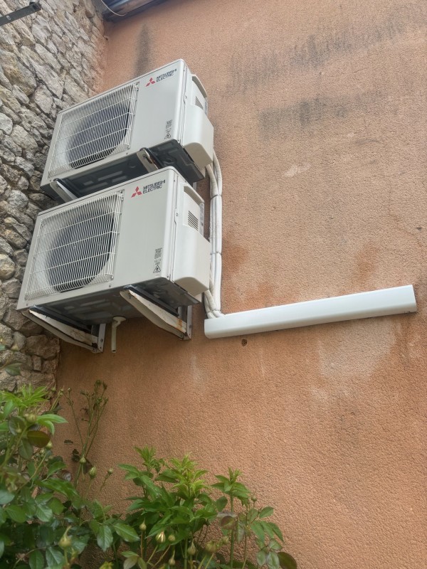 Groupe extérieur de climatisation installé en terrasse à Mérignac : un nettoyage périodique est essentiel pour garantir un fonctionnement optimal et silencieux.