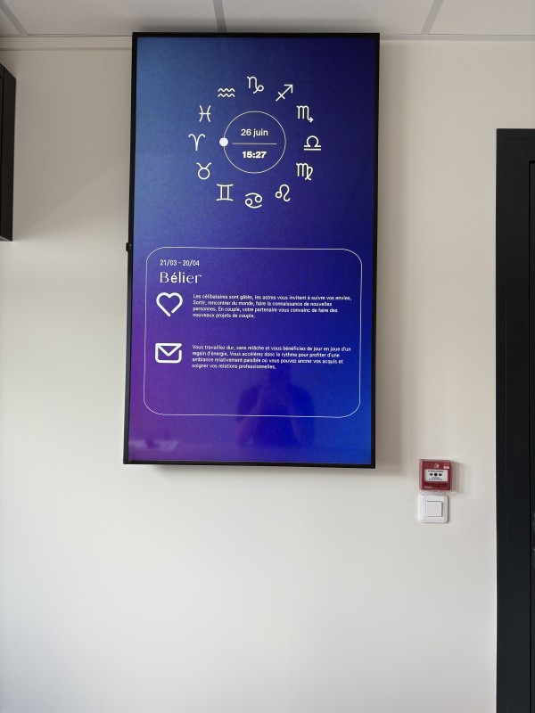 Écran d’affichage dynamique diffusant le planning et les informations internes d’une entreprise à Bordeaux
