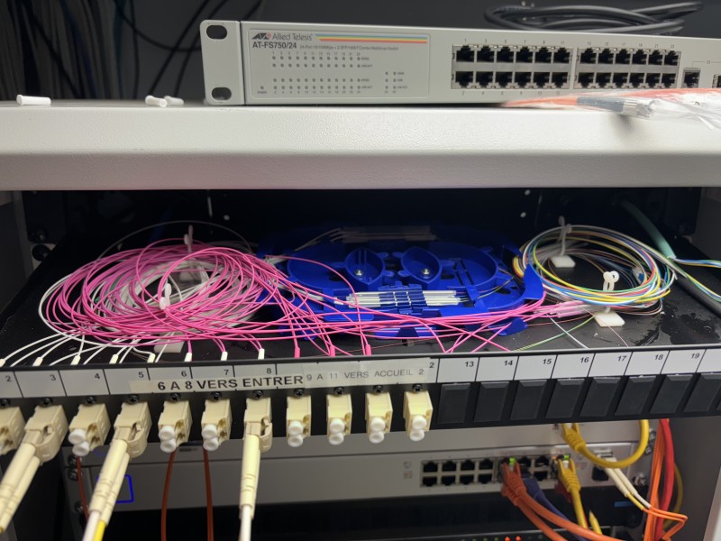 Soudure de fibres optiques avec précision dans un local technique à Pessac – J-Tech assure un réseau fiable pour tous vos équipements professionnels.