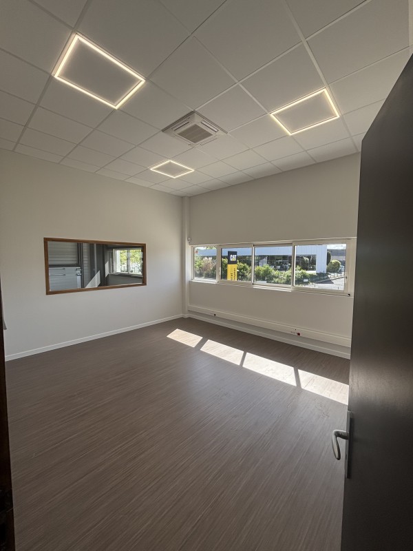 Câblage soigné et installation de prises murales pour une gestion efficace des équipements dans un bureau à Bordeaux.