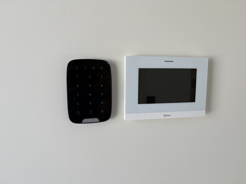 Clavier sans fil KeyPad Ajax pour activer ou désactiver facilement l’alarme et contrôler le système de sécurité à domicile.