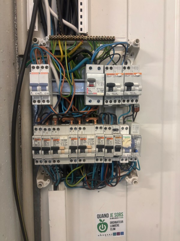 Exemple de tableau électrique non conforme avant intervention – câblage anarchique et disjoncteurs non identifiés.