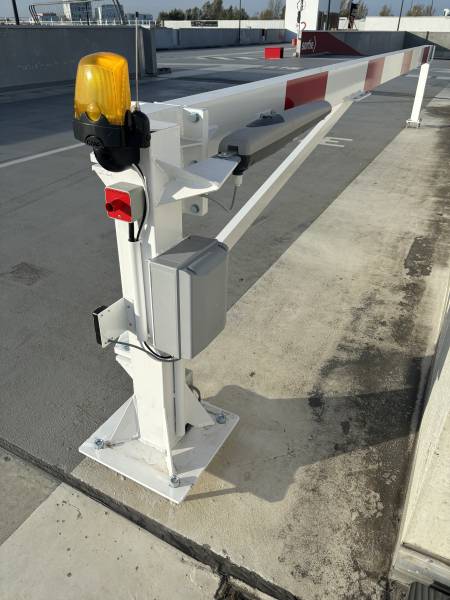 Conception et installation de la barrière motorisée connectée au système de sécurité incendie (SSI) dans un parking à Eysines – Sécurisez vos accès.