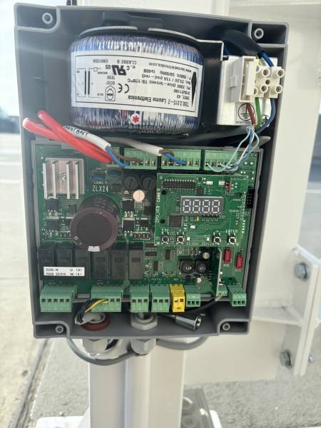 Barrière motorisée en action : ouverture automatique pour l’évacuation des véhicules en cas d’incendie, installée par J-Tech à Eysines.
