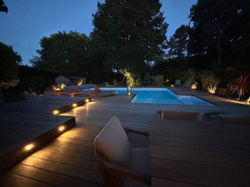 Éclairage extérieur personnalisé : spots IP66 sur mesure, résistants aux intempéries, pour une ambiance lumineuse parfaite sur votre terrasse.
