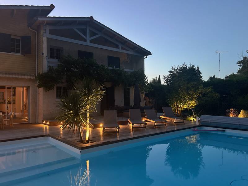 Installation de spots LED sur une terrasse à Bordeaux, offrant un éclairage durable et esthétique pour vos espaces extérieurs.