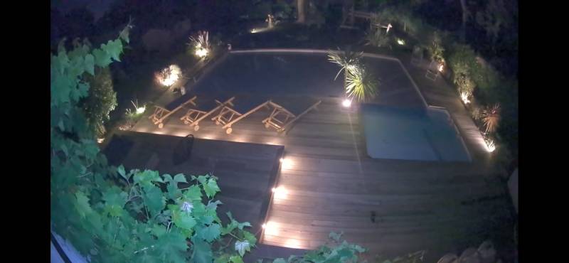 Mise en valeur de votre terrasse à Eysines avec des spots LED étanches, pour une lumière performante et sécurisée en extérieur.