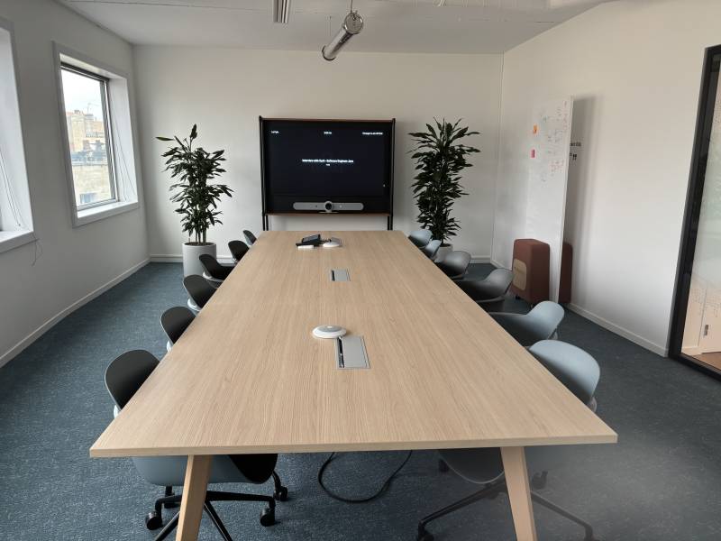 Installation soignée avec câblage invisible et intégration complète dans le mobilier professionnel.