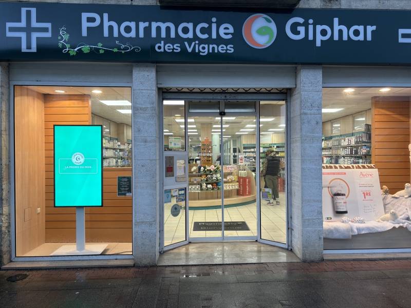 Affichage dynamique en vitrine de pharmacie : messages santé et offres visibles 24h/24.