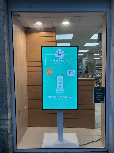 Pose soignée d’un écran LED en vitrine de boutique à Pessac par Jtech.