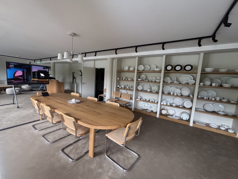 Salle de réunion équipée d’un écran tactile interactif avec caméra intégrée, installée par Jtech à Mérignac.