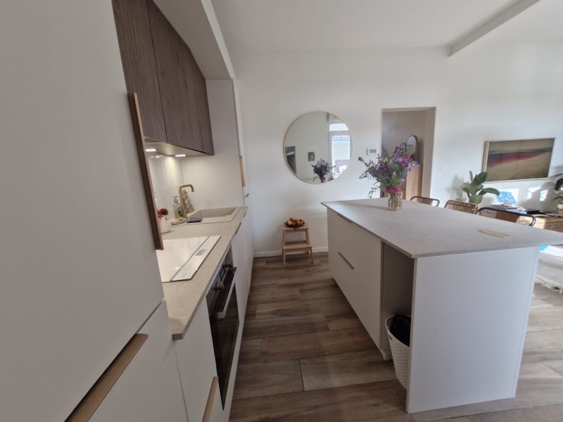 Installation d’une prise double sur îlot central avec passage discret sous le carrelage par Jtech à Eysines.