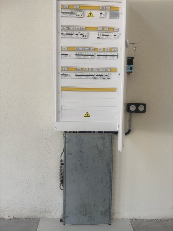 Câblage professionnel et mise en conformité d'un tableau électrique dans les locaux d'une entreprise à Mérignac.