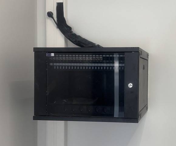 Réseau informatique filaire installé par J-Tech à Eysines : performance, stabilité et discrétion pour vos équipements connectés à domicile ou au bureau.