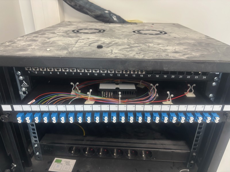 Mesure OTDR réalisée après installation de fibre optique : J-Tech vérifie chaque liaison pour garantir un signal stable et sans perte.