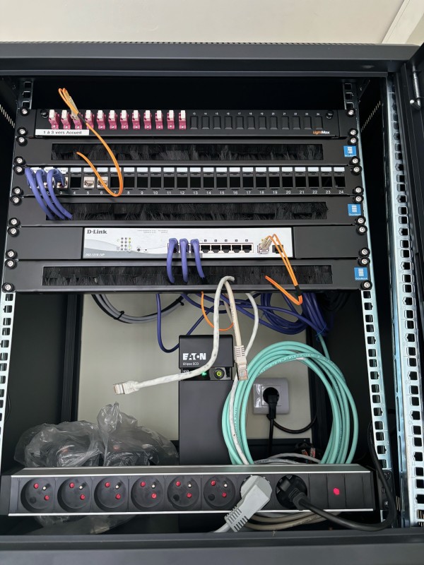 Installation de tiroirs optiques dans une baie de brassage à Eysines : une solution propre et évolutive pour votre infrastructure réseau.