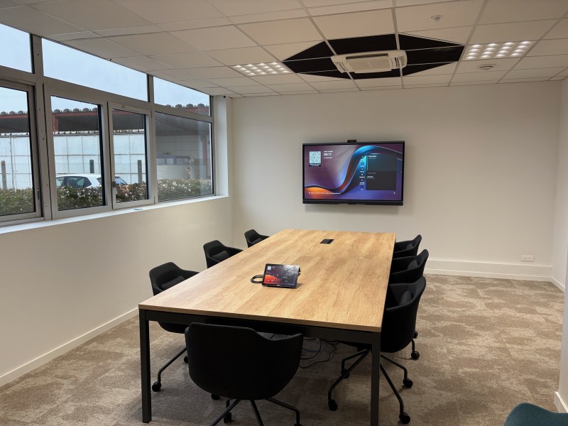 Salle de réunion équipée d’un Yealink Meeting Board installé par J-Tech – solution Teams Room sans PC.