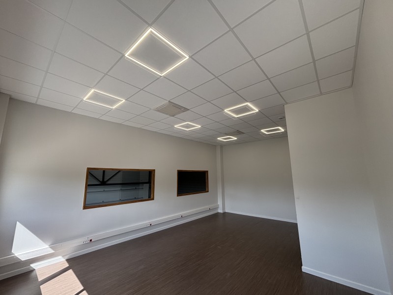 Éclairage LED moderne installé dans un espace de bureau à Eysines, offrant une lumière optimale pour une productivité accrue.
