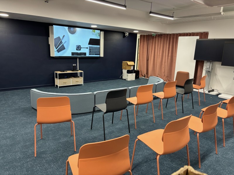 Enceintes intégrées à l’auditorium, garantissant une acoustique parfaite pour des événements et réunions sans compromis sur la qualité sonore.