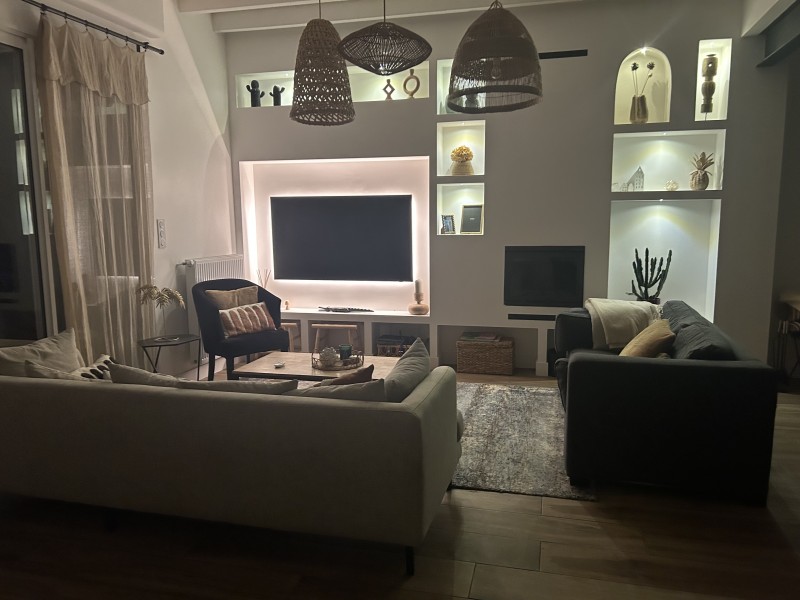 Installation soignée de LED encastrées dans des niches en placo, apportant une lumière douce et moderne à l'intérieur d'un salon