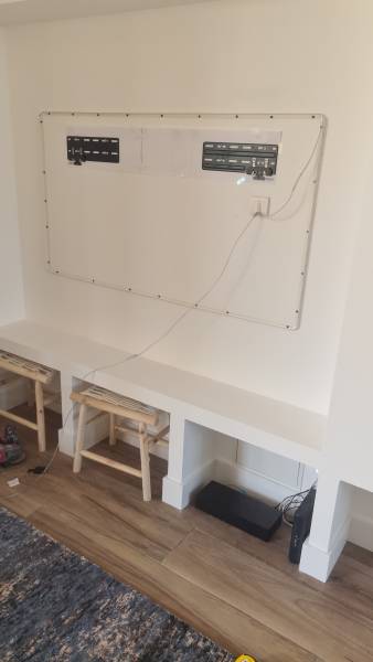 Vue détaillée de l’installation de bandes LED derrière l'écran, avec un câblage discret et un contrôleur permettant un réglage précis de la luminosité et des couleurs pour une expérience visuelle optimale.