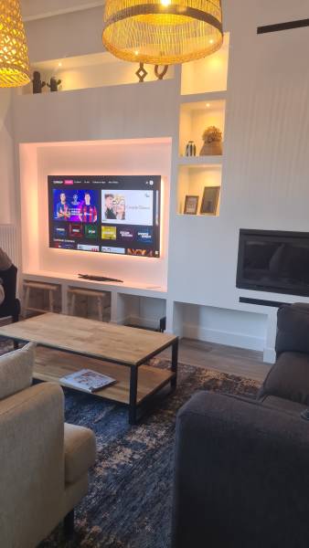 Exemple d’installation de LED encastrées dans des niches en placo, créant une ambiance moderne et chaleureuse dans un salon.