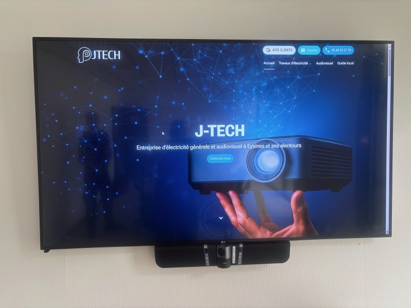 Installation soignée et discrète d'un câble HDMI fibre optique en salle de réunion à Bordeaux par Jtech : l'expertise au service de vos présentations.