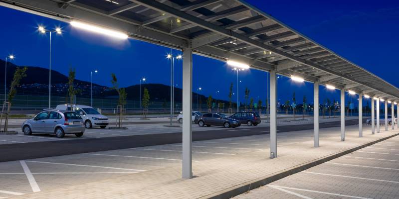 Remplacement d’anciens néons par des luminaires LED performants dans un local tertiaire à Mérignac – intervention rapide et soignée par Jtech.